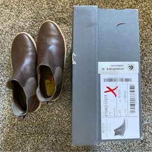 Ecco soft Chelsea boot. Size 10-10.5. Brown / taupe. Waterproof. Sneaker boot.